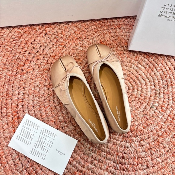 Maison Martin Margiela Beige Split-Toe Flats - Picture 3 of 8